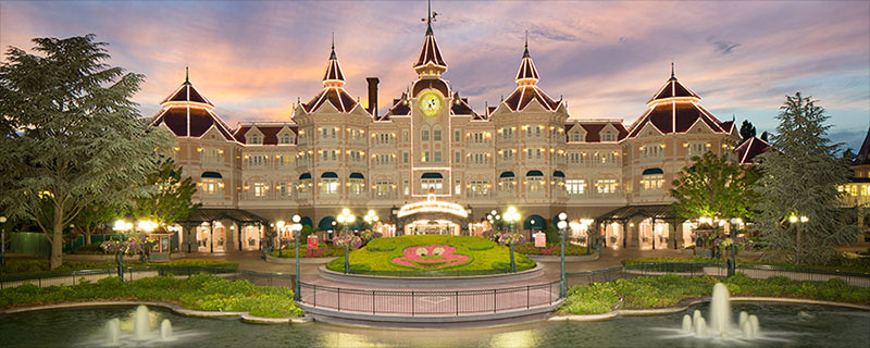 Ingang van het Disneyland Hotel.