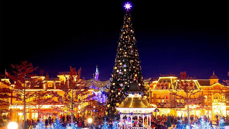 De kerstboom in het Disneyland-park