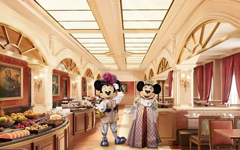 Mickey et Minnie dans la salle du buffet