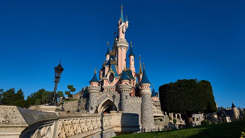 Le château de Disneyland Paris sous un ciel Bleu sans nuage