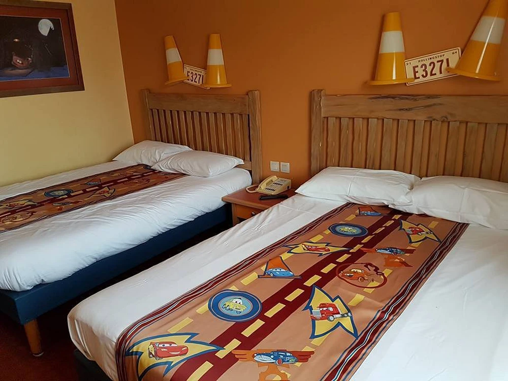 Les lits avec leur décoration