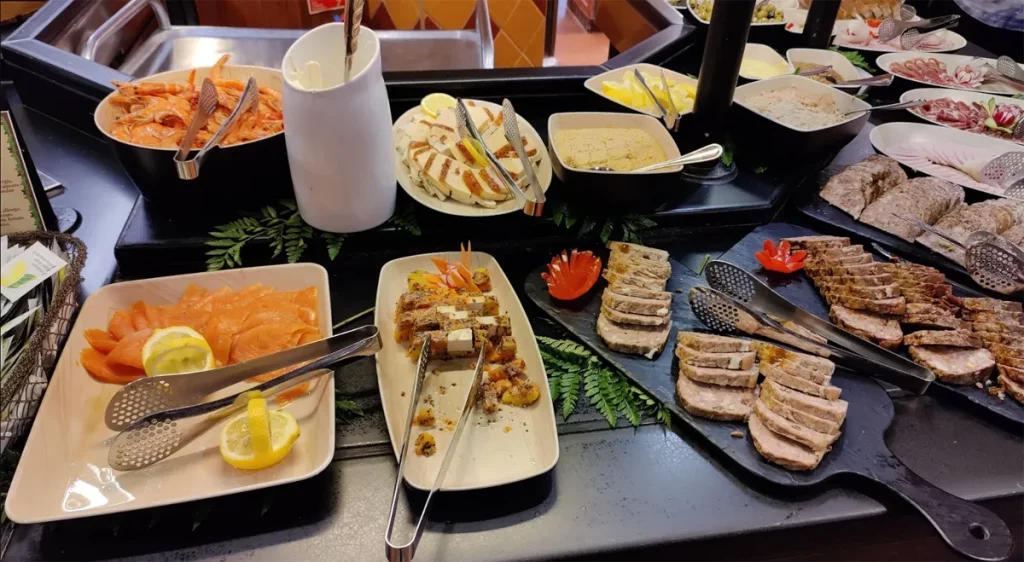 Buffet repas à l'hôtel Sequoia Lodge compris dans la formule demi-Pension