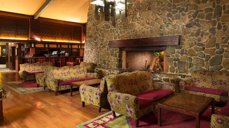 Redwood Bar avec cheminée allumée et fauteuils profonds. 