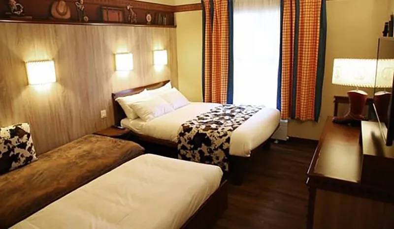 Lit gigogne et lit double dans une chambre de l'hôtel Cheyenne