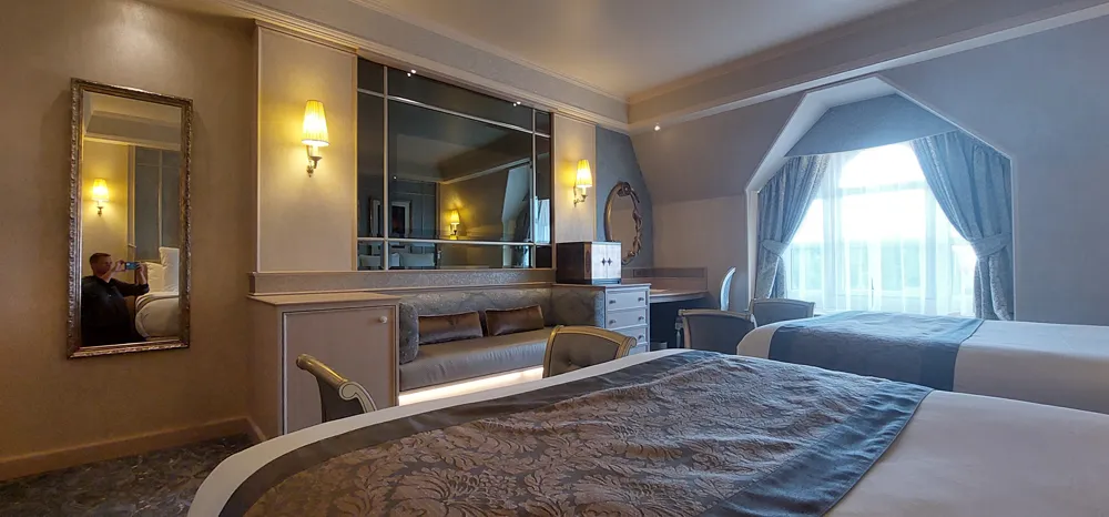 Les miroirs dans une chambre Deluxe Disneyland Hotel
