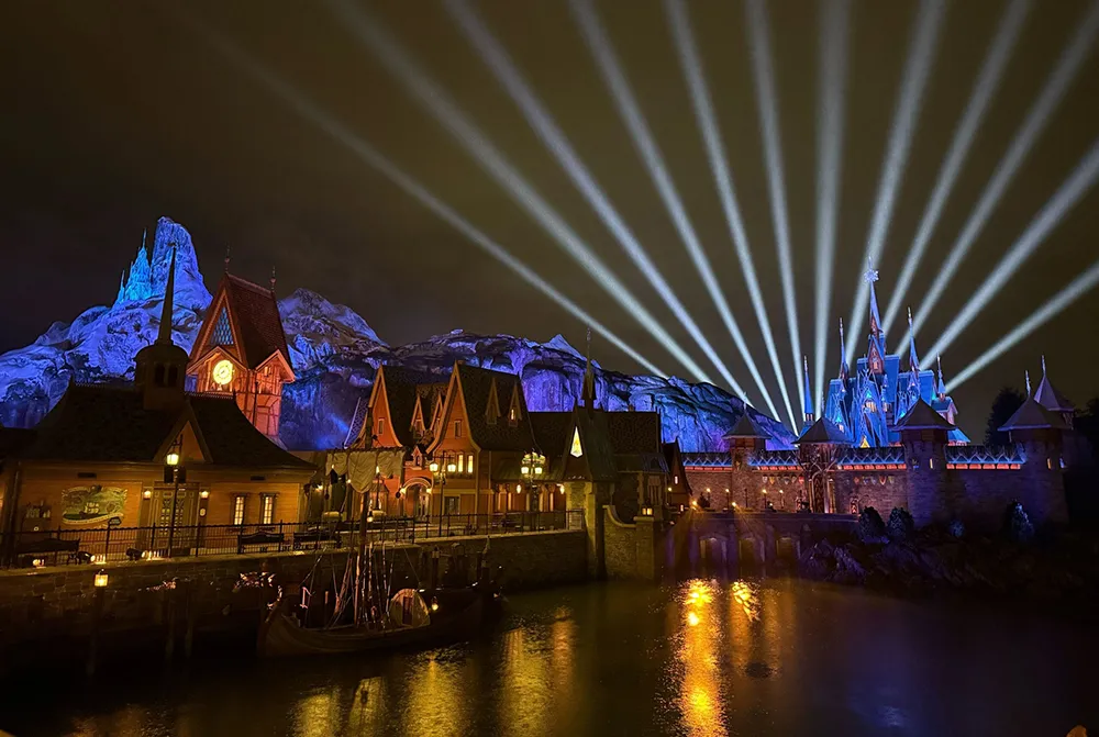 Le Monde de la Reine des Neiges de nuit avec les lumières