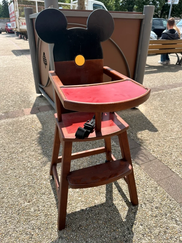 chaise haute dans les restaurants disneyland