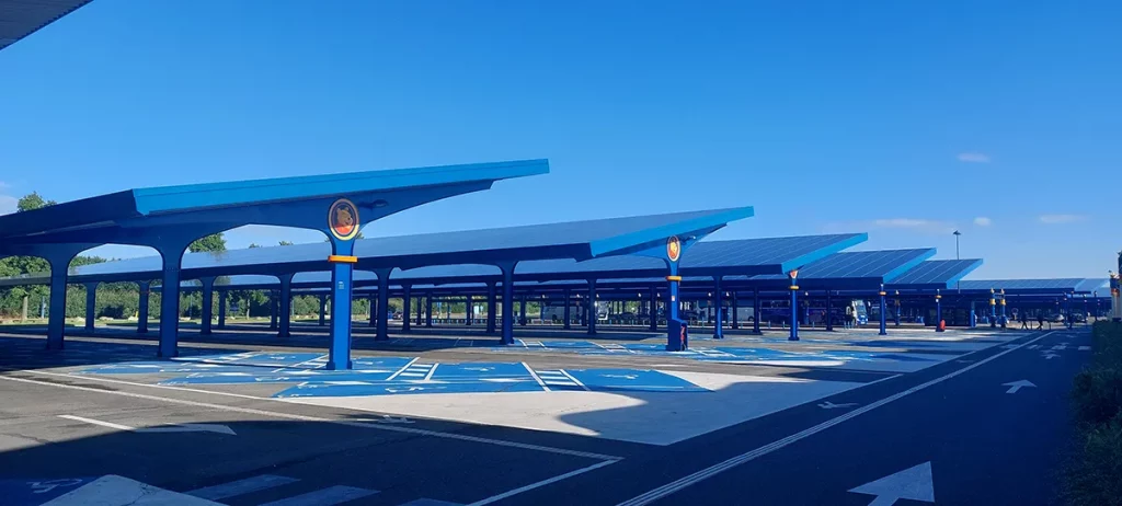 Les places de parking handicap juste à côté du tapis roulant